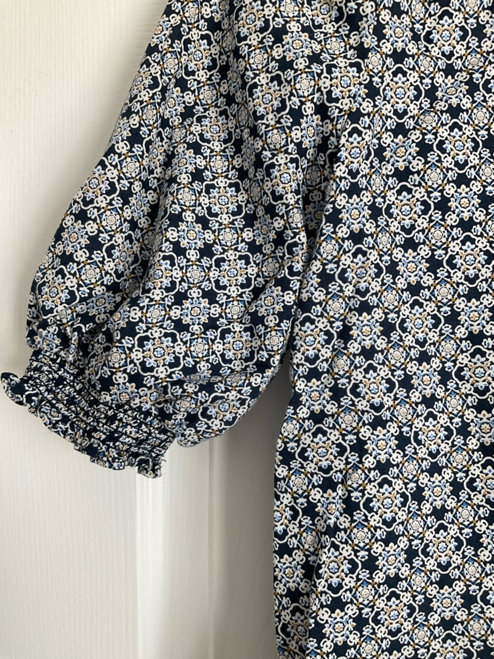 Luxury Brand AVARA XS Navy and White Summer Blouse - Picture 6 of 9